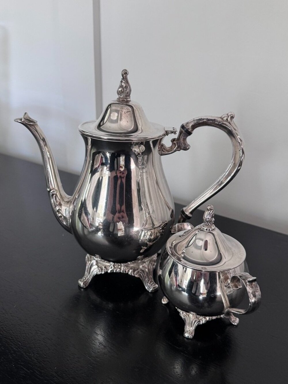 Oneida USA Vintage Silver-Plated Tea/Coffee Pot and Lidded Sugar Bowl - Picture 2 of 5